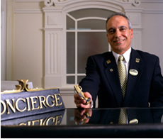 Le concierge d'hôtel est très proche en services du concierge d'entreprise.