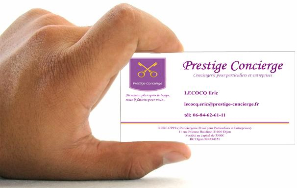 Eric Lecocq présente la carte de visite de sa conciergerie à Dijon